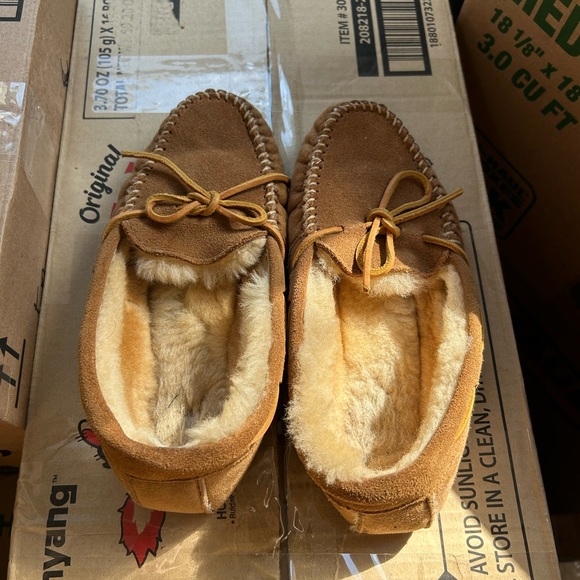 Minnetonka Tan Moccasins with Shearling Lining - Picture 1 of 3